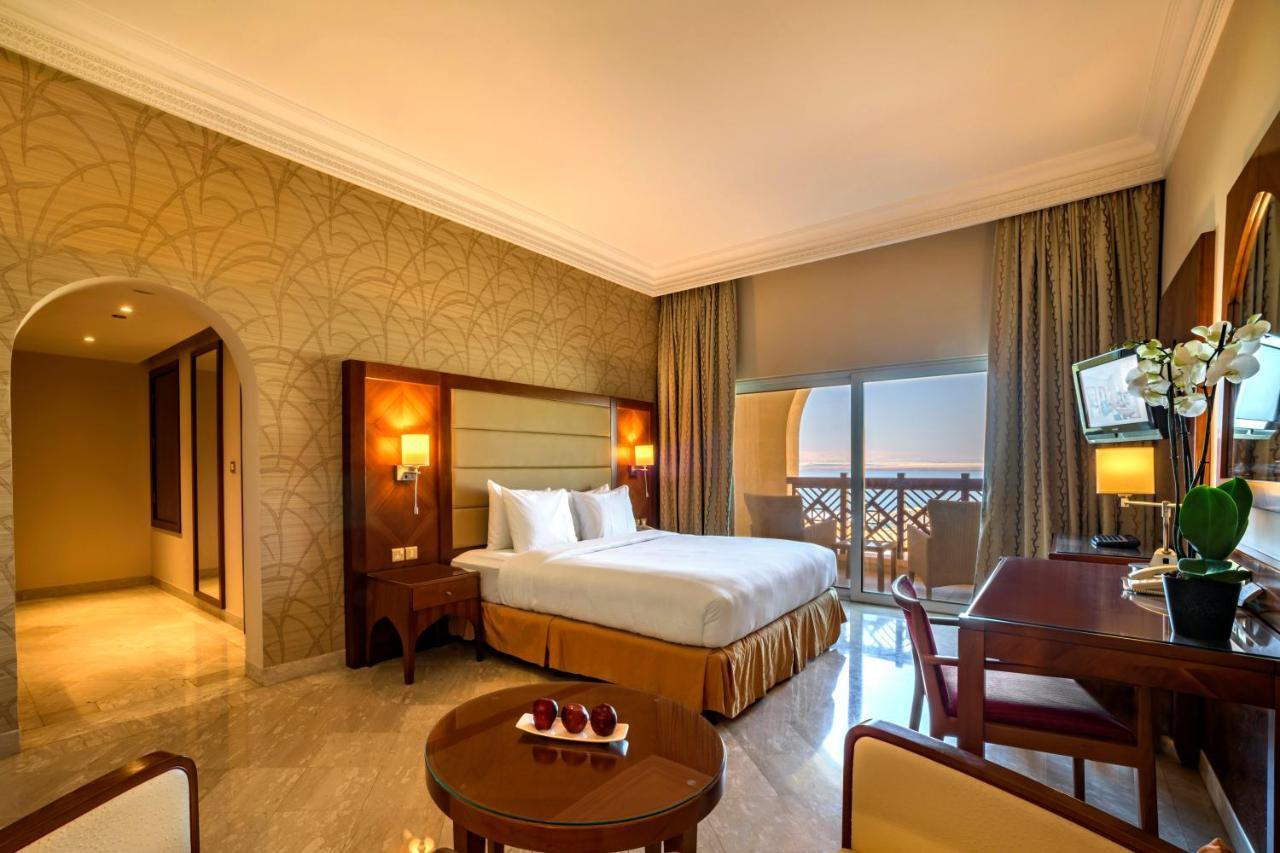 Crowne Plaza Jordan Dead Sea Resort & Spa By Ihg Sweimeh Kültér fotó A room at the hotel